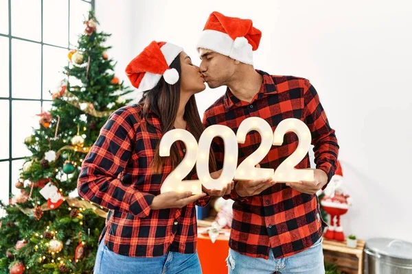 Fiatal Latin Pár Ünnepli Újév Gazdaság 2022 Szám Áll Karácsonyfa — Stock Fotó