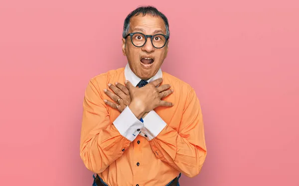 Hombre Indio Mediana Edad Vistiendo Ropa Casual Gafas Gritando Sofocándose —  Fotos de Stock