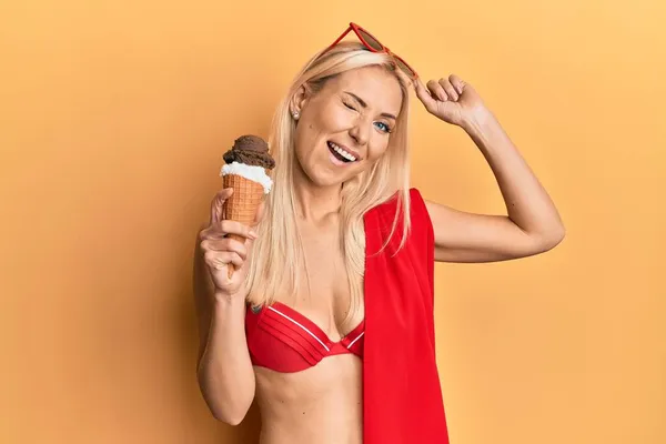 Ung Blond Kvinna Bikini Som Håller Glass Blinkar Och Tittar — Stockfoto