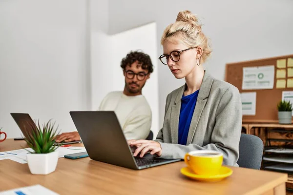 Business Worker Che Lavora Spia Partner Presso Ufficio — Foto Stock