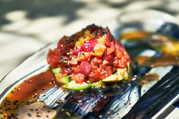 Hermoso Delicioso Tártaro Salmón Con Aguacate Imagen Fresa — Foto de Stock