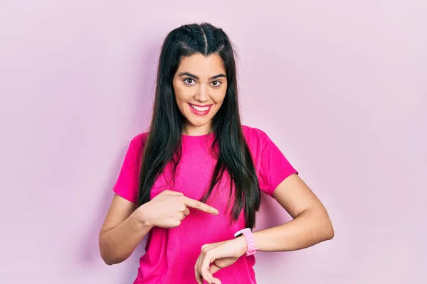 Junges Hispanisches Mädchen Lässigem Rosa Shirt Eile Zeigt Auf Die — Stockfoto