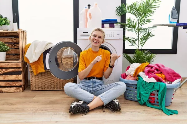 Jonge Blonde Vrouw Doen Wasgoed Zitten Door Wasmachine Wijzen Naar — Stockfoto