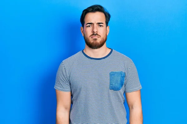 Pria Tampan Dengan Jenggot Bergaris Garis Mengenakan Shirt Kasual Tertekan — Stok Foto