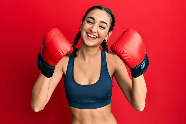 Jong Brunette Meisje Met Behulp Van Bokshandschoenen Dragen Vlechten Glimlachen — Stockfoto