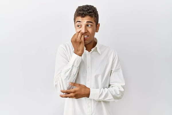 Homem Hispânico Bonito Jovem Sobre Fundo Isolado Olhando Estressado Nervoso — Fotografia de Stock