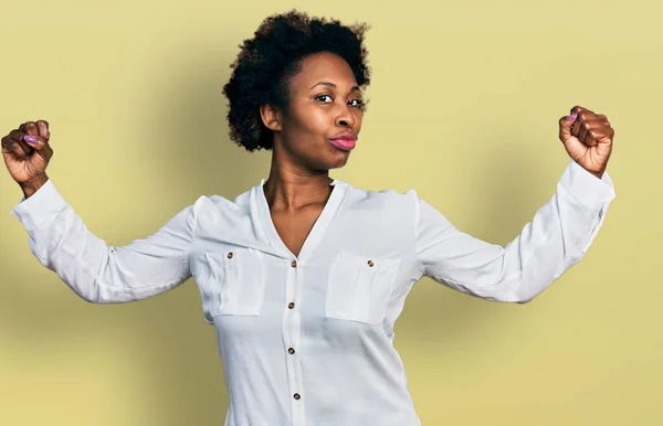 Africká Američanka Afro Vlasy Sobě Ležérní Bílé Tričko Ukazující Paže — Stock fotografie