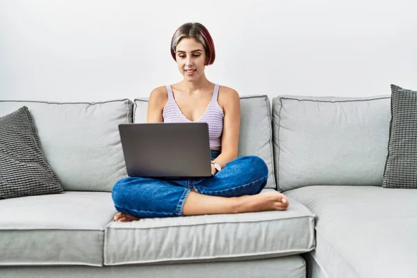 Joven Chica Caucásica Usando Teléfono Inteligente Sentado Sofá Casa —  Fotos de Stock