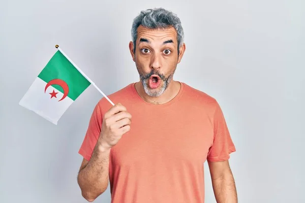 Snygg Medelålders Man Med Grått Hår Håller Algeria Flagga Rädd — Stockfoto