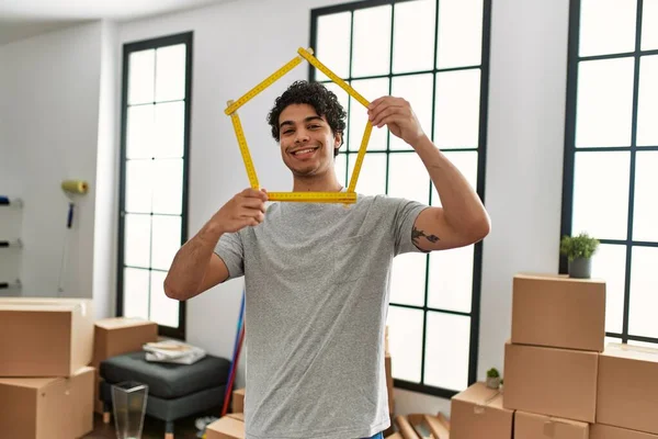 Ung Latinamerikansk Man Ler Glad Hålla Hus Projekt Nytt Hem — Stockfoto