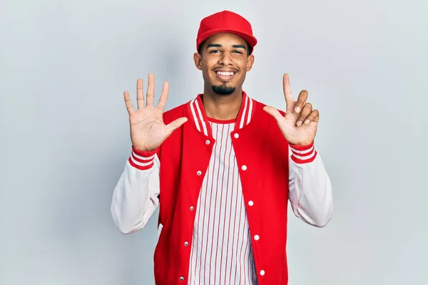 Joven Hombre Afroamericano Con Uniforme Béisbol Mostrando Señalando Con Los —  Fotos de Stock