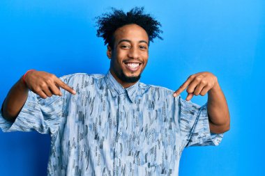 Sakallı, sıradan giyinen, kendine güvenen, kendini gururlu ve mutlu gösteren genç bir Afrikalı Amerikalı.. 