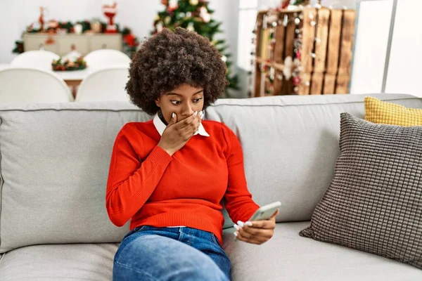 Mladá Afro Americká Žena Afro Vlasy Pomocí Smartphonu Sedí Pohovce — Stock fotografie