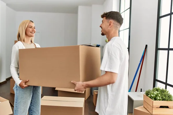 Jovem Casal Caucasiano Sorrindo Feliz Segurando Caixas Papelão Nova Casa — Fotografia de Stock