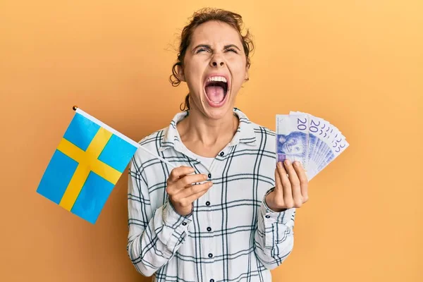 Jonge Brunette Vrouw Houden Zweden Vlag Krone Bankbiljetten Boos Gek — Stockfoto