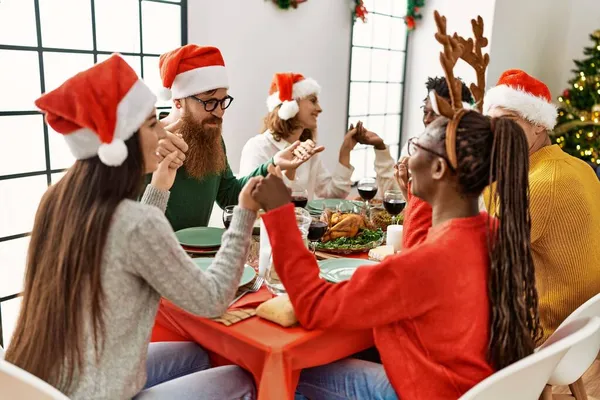 Группа Молодых Людей Празднующих Рождество Молящихся Еде Сидящей Столе Дома — стоковое фото