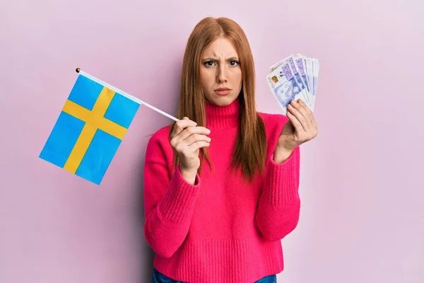 Jonge Ierse Vrouw Met Zweedse Vlag Krone Bankbiljetten Sceptisch Nerveus — Stockfoto