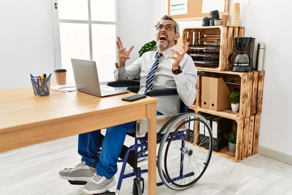 Μεσήλικας Ισπανός Που Εργάζεται Στο Γραφείο Κάθεται Αναπηρική Καρέκλα Τρελός — Φωτογραφία Αρχείου