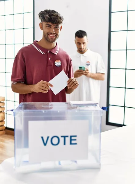 選挙センターの投票箱に投票するのは嬉しいよ — ストック写真