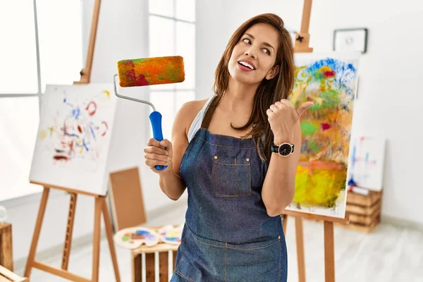 Joven Artista Latina Sosteniendo Rodillo Pintura Pie Estudio Arte Apuntando — Foto de Stock