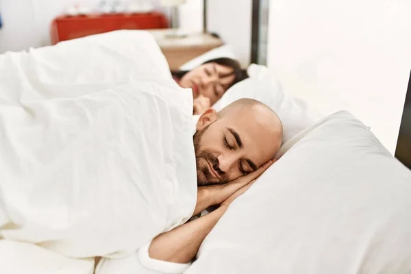 Молода Пара Іспанець Спить Ліжку Спальні — стокове фото