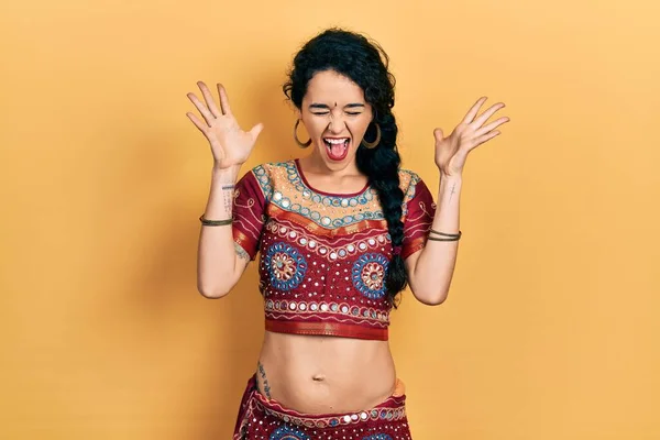 Mladá Žena Oblečená Bindského Bollywoodského Oblečení Oslavující Šílený Šílený Úspěch — Stock fotografie