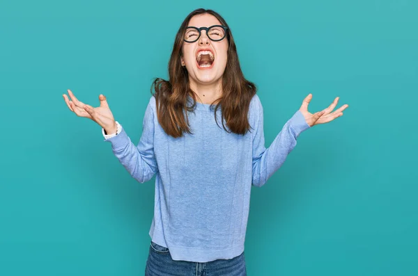 Ung Vacker Kvinna Bär Casual Kläder Och Glasögon Galen Och — Stockfoto