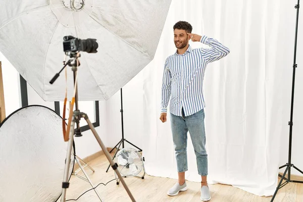 Arabische Jongeman Die Zich Voordeed Als Model Fotostudio Glimlachend Wijzend — Stockfoto