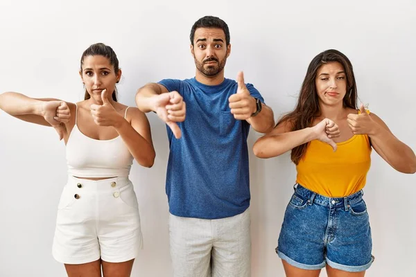 Группа Молодых Испаноязычных Людей Стоящих Изолированном Фоне Делая Большие Пальцы — стоковое фото