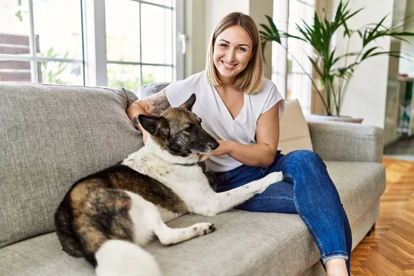 Jong Kaukasisch Meisje Glimlachen Gelukkig Zitten Bank Met Hond Thuis — Stockfoto