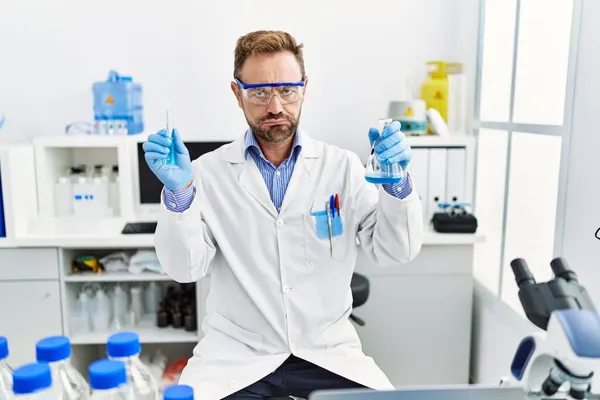 Μεσήλικας Άνθρωπος Που Εργάζεται Εργαστήριο Επιστημόνων Κρατώντας Χημικά Προϊόντα Κατάθλιψη — Φωτογραφία Αρχείου