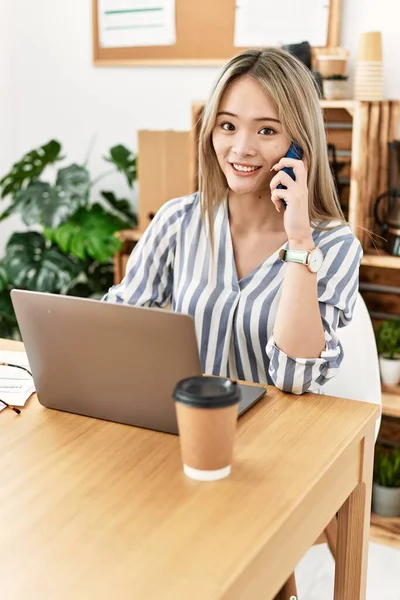 Mladá Číňanka Mluví Smartphone Pracuje Kanceláři — Stock fotografie