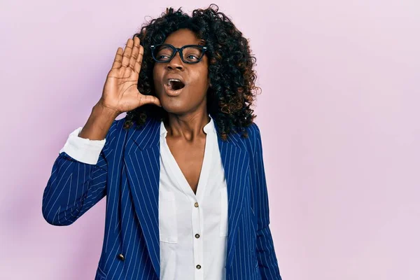 Jonge Afro Amerikaanse Vrouw Draagt Zakelijke Kleren Een Bril Schreeuwend — Stockfoto