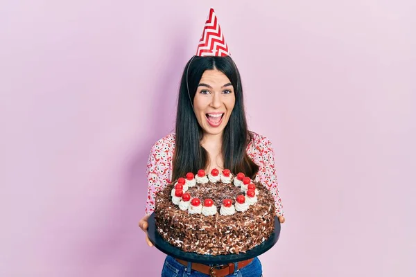 Joven Morena Celebrando Cumpleaños Celebrando Gran Pastel Chocolate Celebrando Loco — Foto de Stock