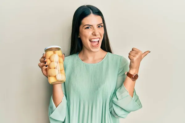 Junge Hispanische Frau Hält Flasche Mit Gekochten Kartoffeln Der Hand — Stockfoto