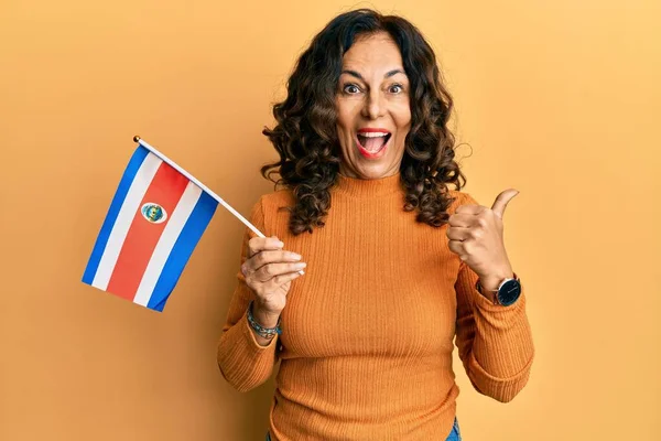 Middelbare Leeftijd Spaanse Vrouw Met Costa Rica Vlag Wijzen Duim — Stockfoto