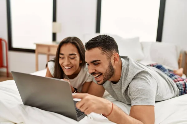 Jovem Casal Latino Sorrindo Feliz Usando Laptop Deitado Cama — Fotografia de Stock