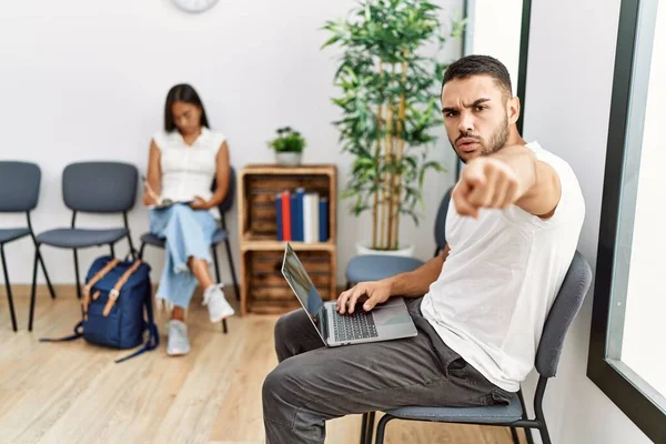 Ungdomar Som Sitter Väntrummet Och Arbetar Med Bärbar Dator Pekande — Stockfoto