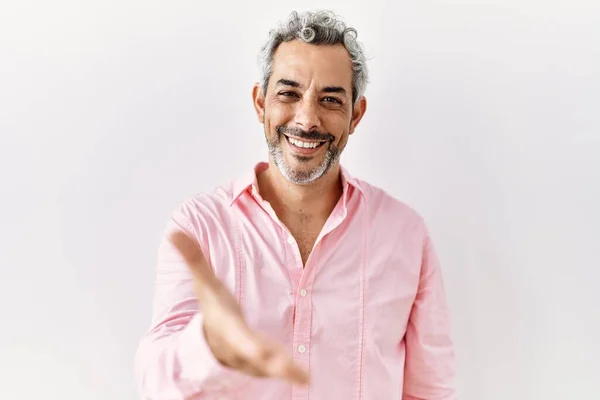 Homem Hispânico Meia Idade Sobre Fundo Isolado Sorrindo Oferta Amigável — Fotografia de Stock
