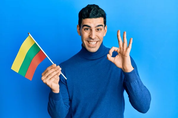 Snygg Hispanic Man Håller Lithuania Flagga Gör Tecken Med Fingrar — Stockfoto