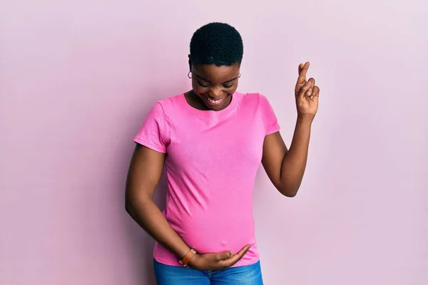 Joven Mujer Afroamericana Esperando Bebé Tocando Vientre Embarazada Haciendo Gestos — Foto de Stock