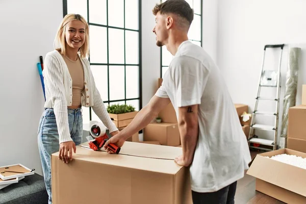 Junges Kaukasisches Paar Lächelt Glücklich Verschließende Schachtel Mit Packband Neuen — Stockfoto