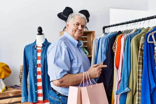 Medelålders Gråhårig Man Ler Säker Shopping Kläder Butik — Stockfoto