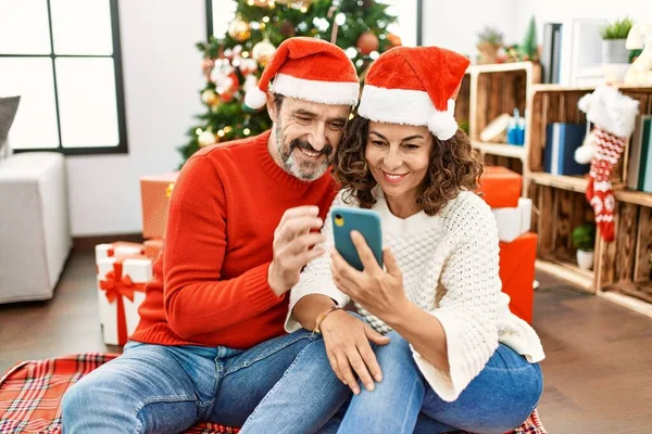 Casal Hispânico Meia Idade Sorrindo Feliz Usando Chapéu Natal Sentado — Fotografia de Stock