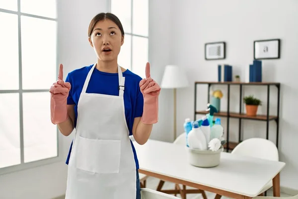 Menina Chinesa Jovem Vestindo Uniforme Mais Limpo Casa Espantado Surpreso — Fotografia de Stock