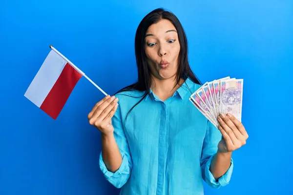 Mujer Latina Joven Sosteniendo Bandera Polonia Billetes Zloty Haciendo Cara —  Fotos de Stock