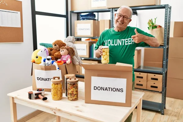 Senior Man Vrijwilliger Houden Donaties Doos Zetten Eten Een Doos — Stockfoto