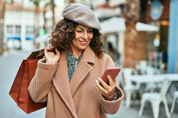 Middelbare Leeftijd Spaanse Vrouw Met Behulp Van Smartphone Winkelen Stad — Stockfoto