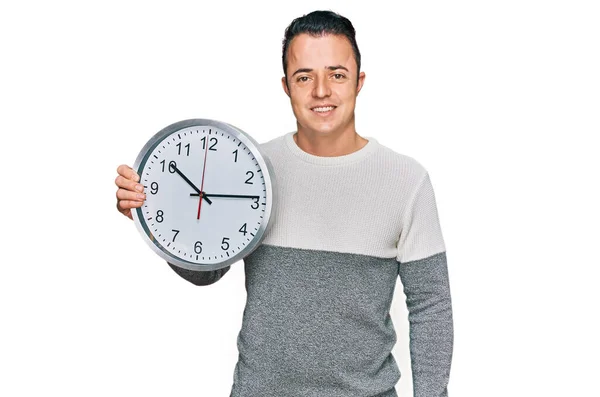 Beau Jeune Homme Tenant Grande Horloge Regardant Positif Heureux Debout — Photo