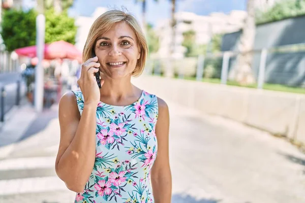 Medelålders Vacker Kvinna Pratar Med Telefonen Parken — Stockfoto